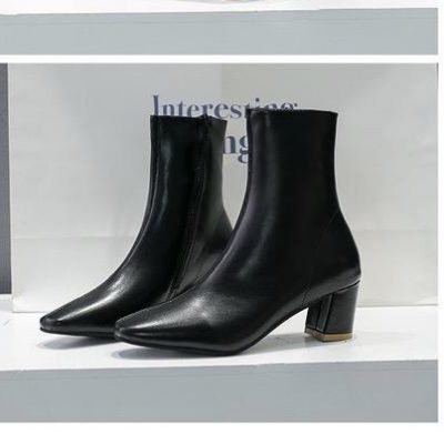 新款秋冬仿皮黑白色尖頭粗跟短靴Boots